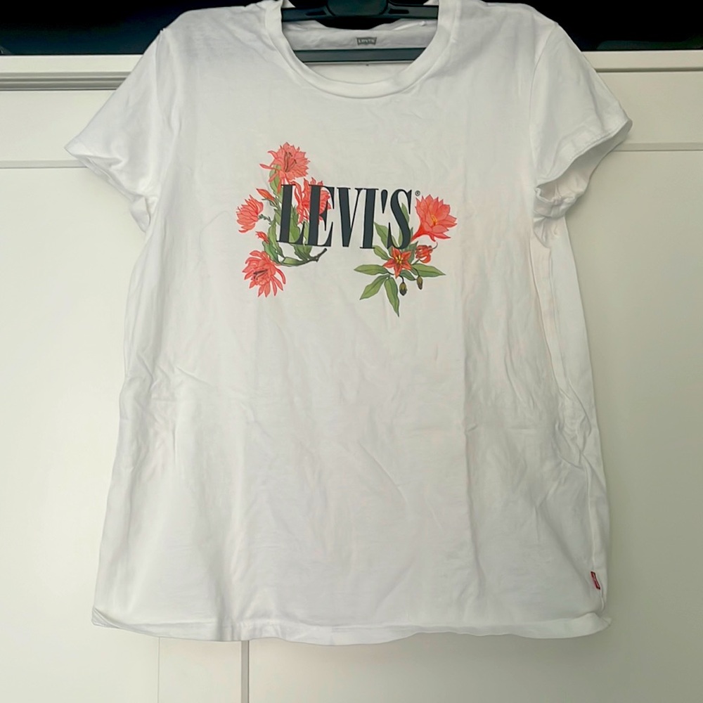 Levi's Floral Graphic Tshirt Color White
